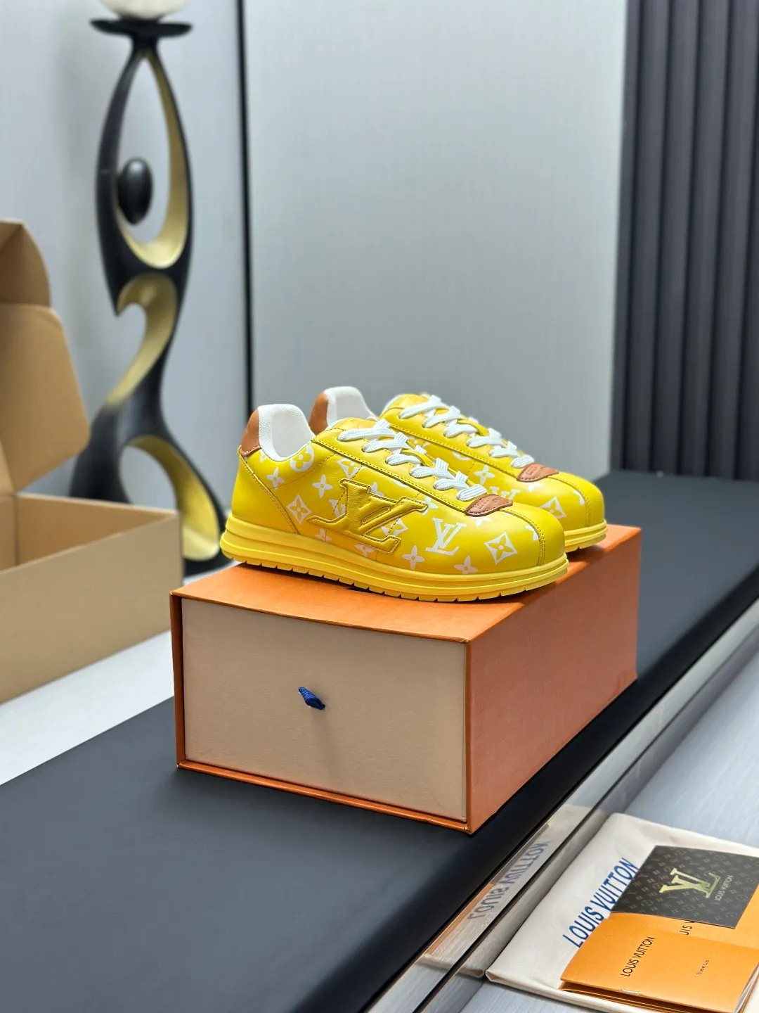 👟👟Ex-factory price 680👟👟 Full set of packaging with airplane box💰Top version LV-Louis Vuitton-classic catwalk new style 1:1 development replica of the original version! ! The upper foot is very comfortable. It is made of luxurious materials and fine workmanship. The midsole is printed with English letters "Made in Europe". The upper is made of calfskin imported from Italy. The side is decorated with the brand's LOGO and signature. The latest latex foot pads and mesh lining make the foot feel super comfortable. The original two-color TPU combination outsole is specially provided by the original factory. Bag technology Goodyear stitched edges Fabric: Exclusive customized first-layer cowhide Accessories: Exclusive private model Vuitton logo, lining: Customized silk mesh lining - first-layer silk cowhide lining Outsole: TPU combination outsole wear-resistant, non-slip and anti-yellowing Foot pads: new latex pads-mesh sweat-absorbent Counter technology: fully computerized sewing machine wire drawing Toe box back cover Hot and cold shaping Full set of pull-top lasts with medium and low logo patterns Special counter packaging - shoelaces, certificate, card, instructions, certificate of quality, dust bag, the most complete packaging on the entire network, women's 35-40 men's 38-46 (38/46 customized, non-refundable! GD9916